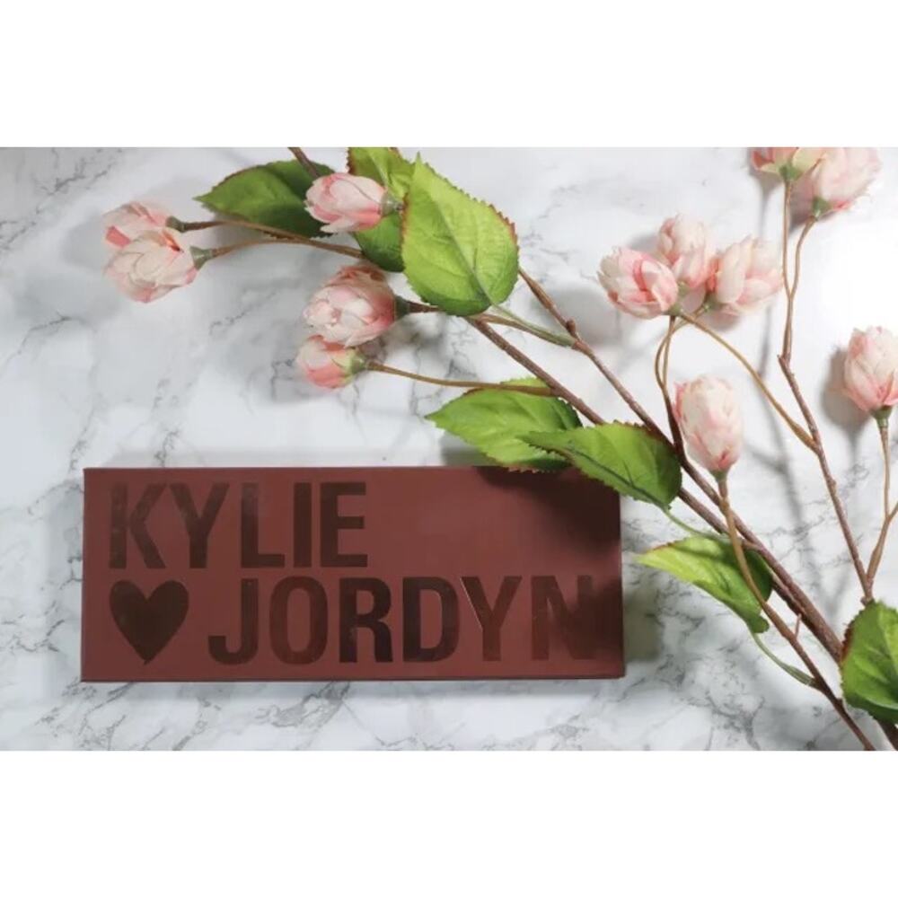 Kylie X Jordyn Eyeshadow Palette - 0070